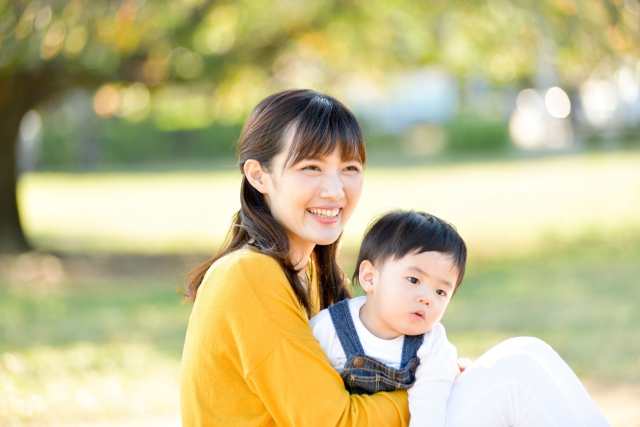 公園でくつろぐ親子の画像