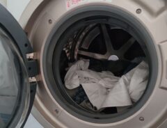 洗濯物が入ったドラム式洗濯機
