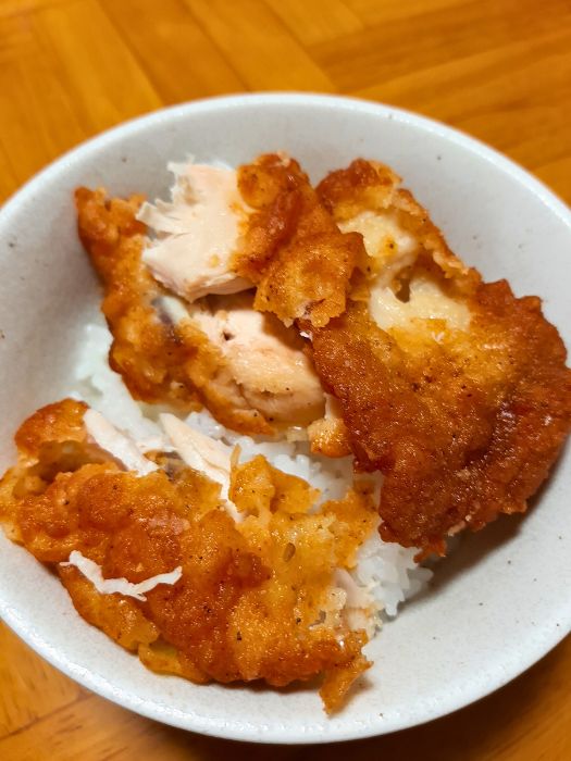 まず、オリジナルチキンは骨を外し、身をほぐします。これをトースターで５分焼いてください。次に、器にご飯を盛り、その上に先ほどのオリジナルチキンを乗せます。