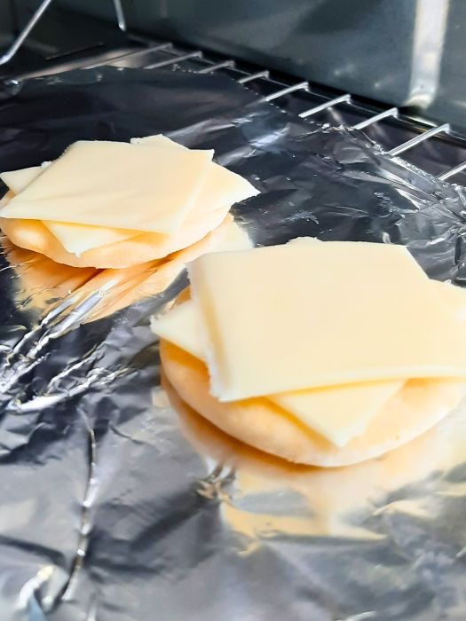まず、モッツアレラチーズを『ぱりんこ』に乗せられるサイズにカットしておきます。次に、『ぱりんこ』にモッツアレラチーズをのせ、オーブントースターで１分程度焼きます。