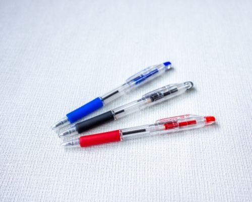 並んだ３色のペン