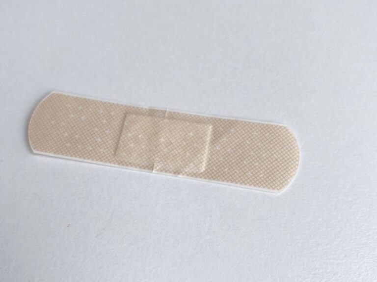 白い台の上に置かれた絆創膏