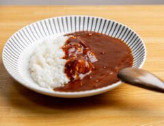 お皿に盛りつけされたカレーライス