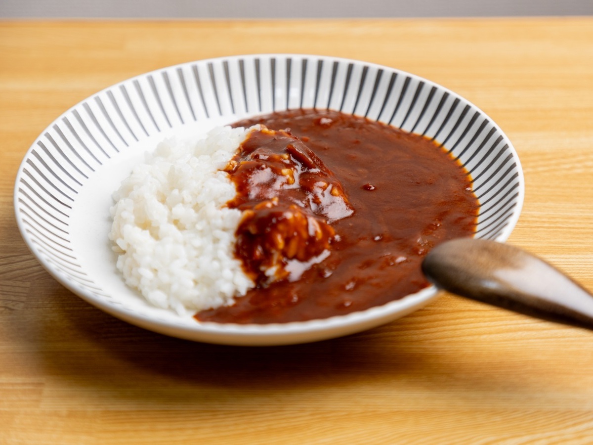 お皿に盛りつけされたカレーライス