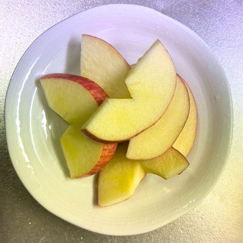 輪切りにしたリンゴを皿に盛り付けた写真