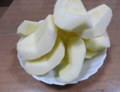 お皿に盛りつけされたカットされたリンゴ