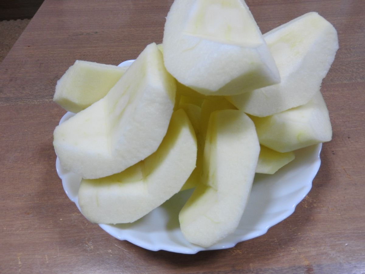 お皿に盛りつけされたカットされたリンゴ