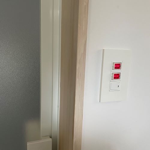 浴室扉と換気扇スイッチの写真