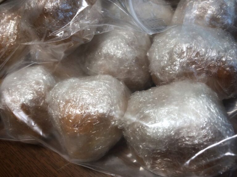 ラップで包まれたパン
