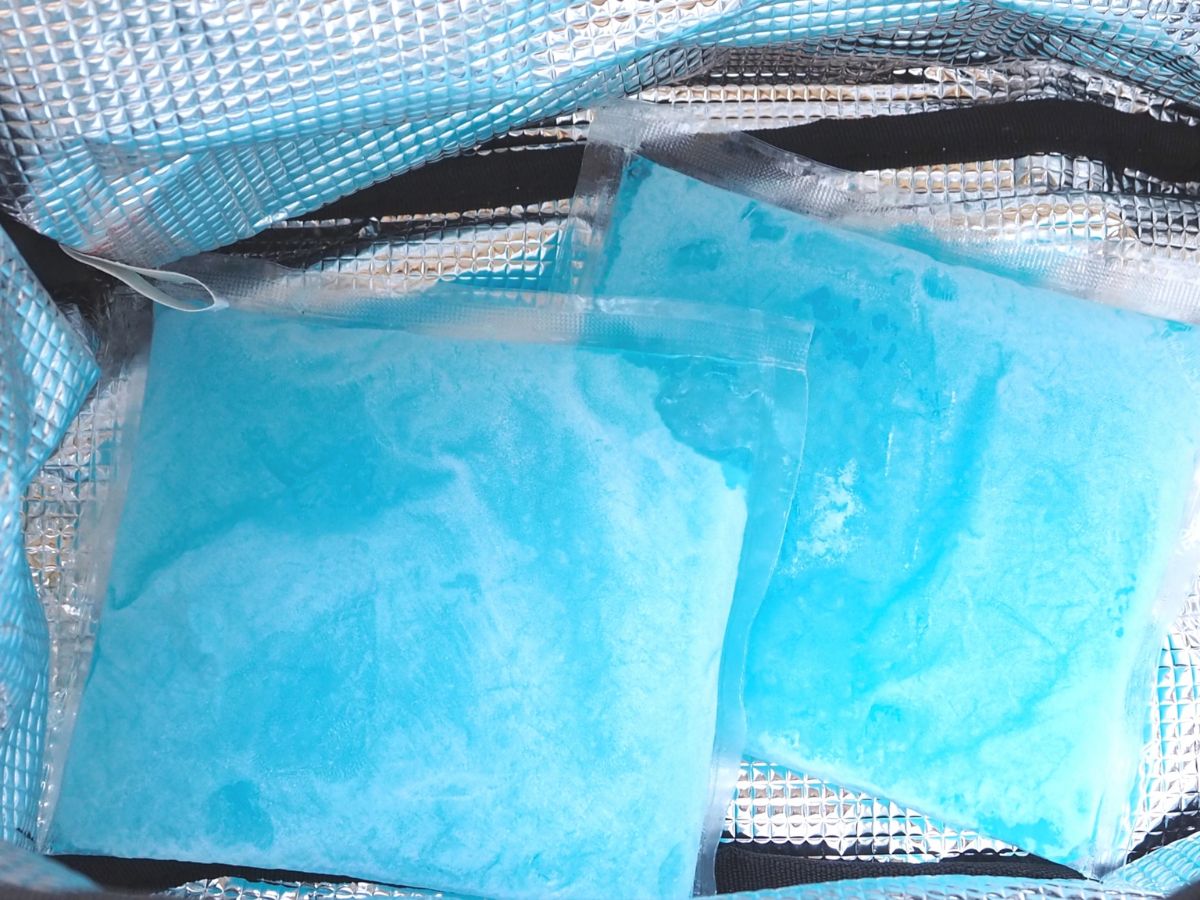 青色の保冷剤