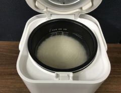 水に浸された米が入った炊飯釜