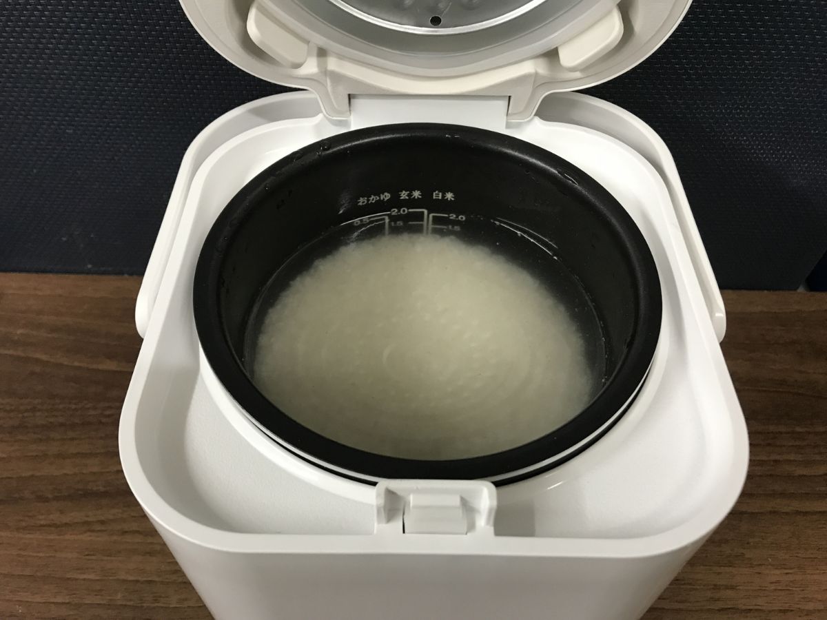 水に浸された米が入った炊飯釜