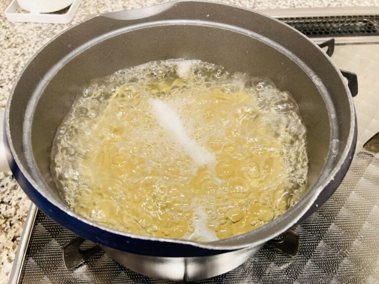 パスタをゆでている様子