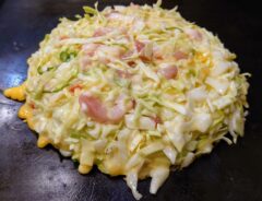 お好み焼きを焼いている様子