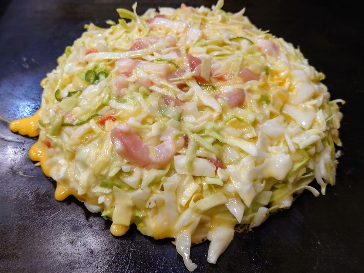 お好み焼きを焼いている様子