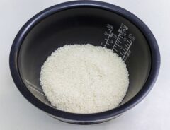 炊飯釜に入った米