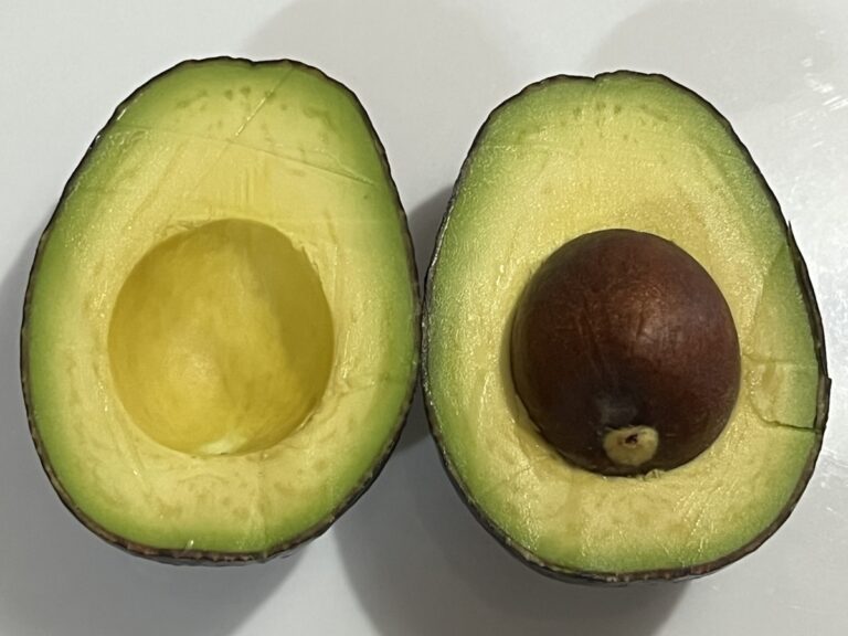 半分に切られたアボカド