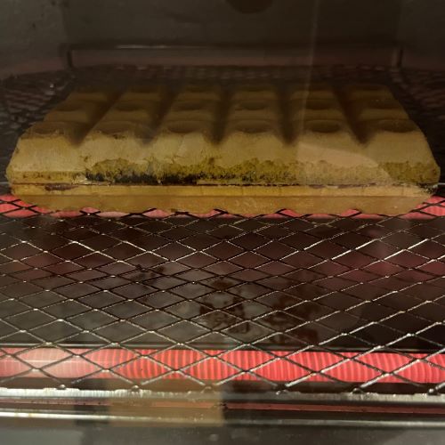 トースターでチョコモナカジャンボが焼かれている様子