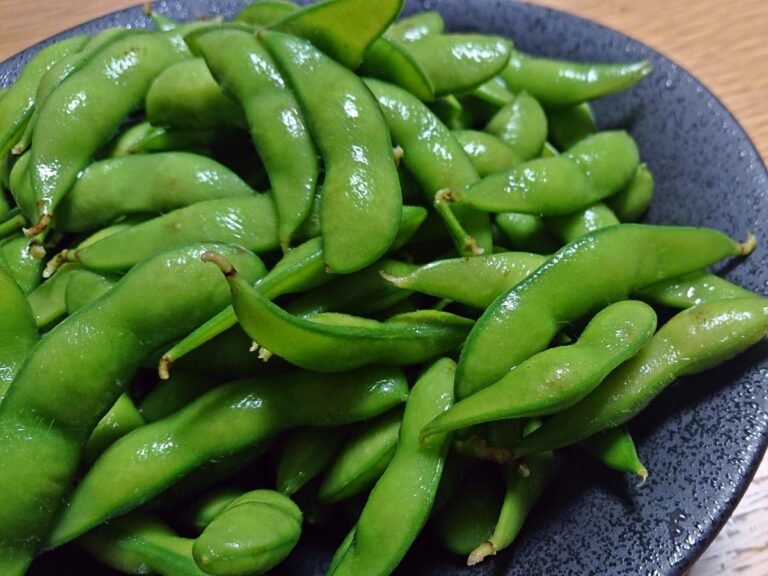 お皿に盛られた枝豆