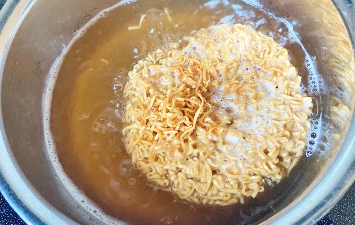 『つけたまチキンラーメン』を作る写真