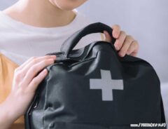 防災バッグに荷物を詰め込む女性