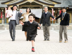 家族写真で走る男の子　２年後の姿に「泣ける」「成長が早い！」