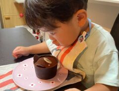 チョコケーキの前で悩む２歳児　理由が、かわいすぎた