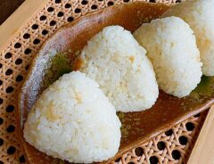 ダシと酢を入れ炊くだけ！　絶品ご飯に「中毒性が高い」「これは気になる」