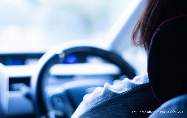 車を運転する女性の写真