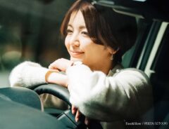 車を運転する女性の写真