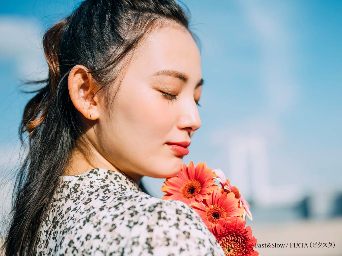 花を持った女性の写真