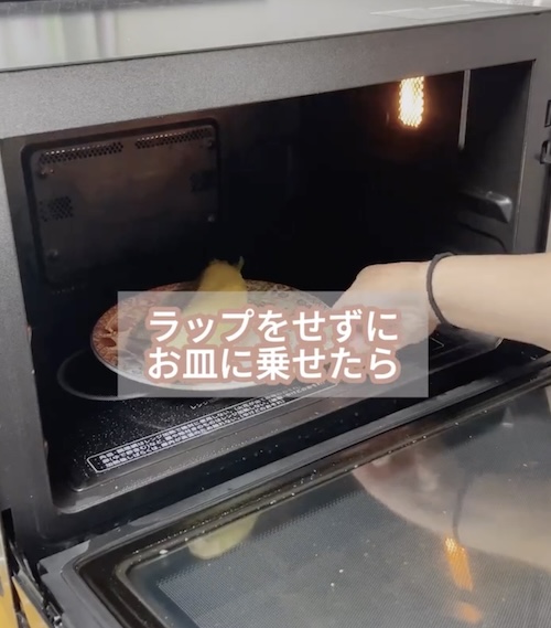 皿にのせたトウモロコシを電子レンジに入れる様子