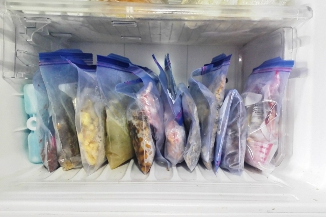 冷凍庫の中で食材を小分けにして整理整頓の画像