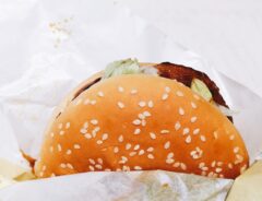 「その手があったか」　マクドナルドの『ハッピーセット』を片手で食べる方法