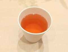 紅茶が注がれた紙コップ