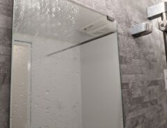 水滴が付いた浴室の鏡