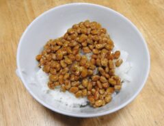 食器に付いた『納豆のネバネバ』　画期的な洗い方に「早速やる」「これは発見」