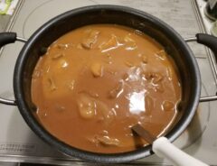 カレーを煮込んでいる様子