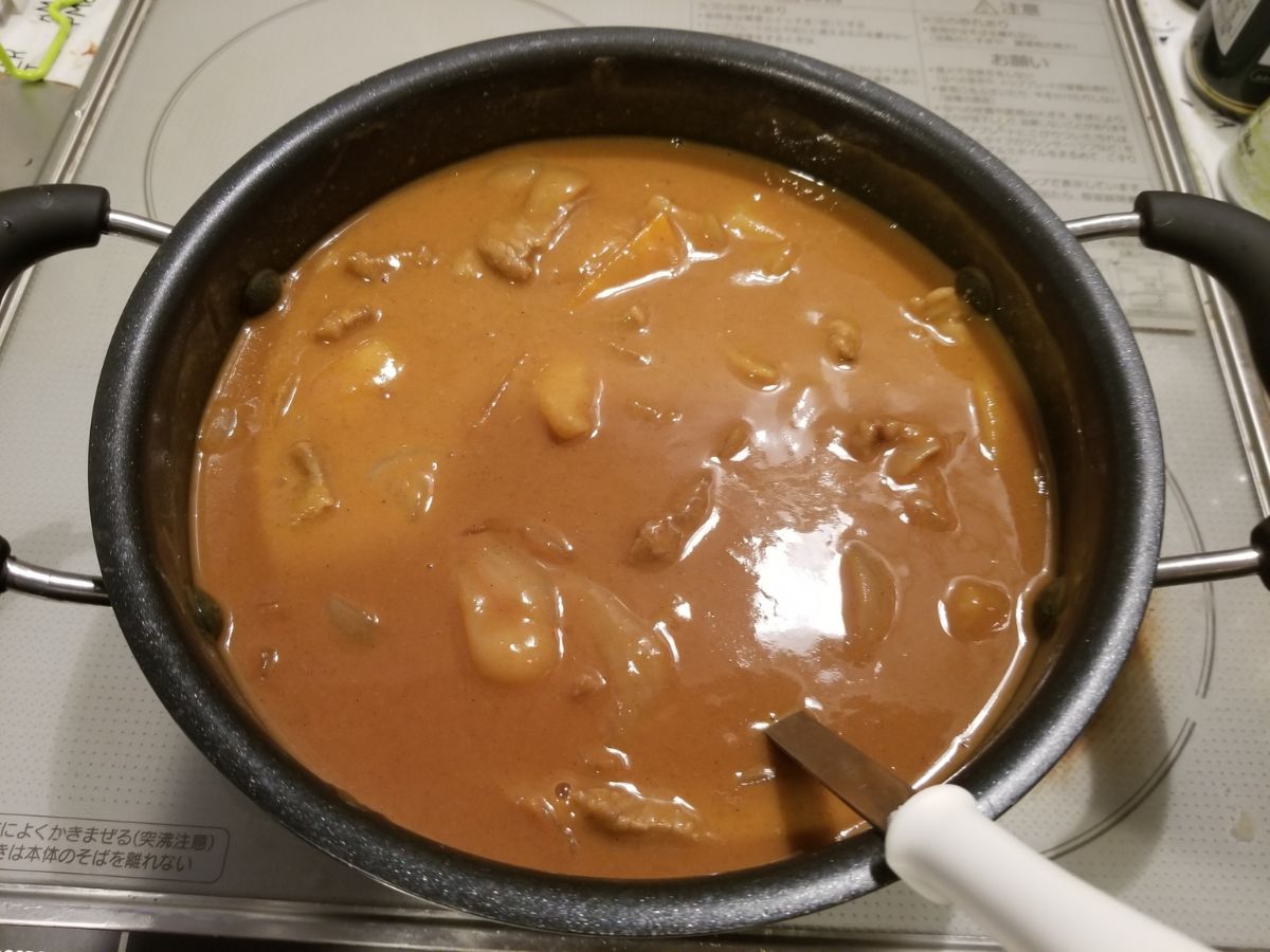 カレーを煮込んでいる様子