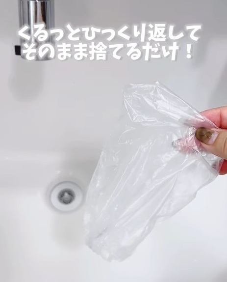 排水溝のゴミ取りをする