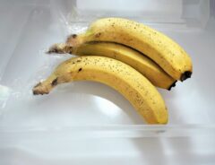 冷蔵庫に入ったバナナ