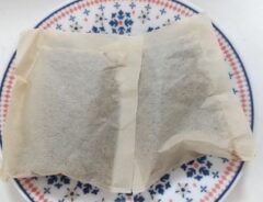 皿に置かれた麦茶パック