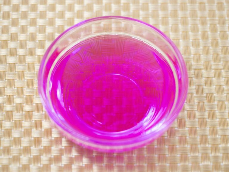 小皿に注がれたかき氷シロップ