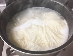 そうめんをゆでている様子