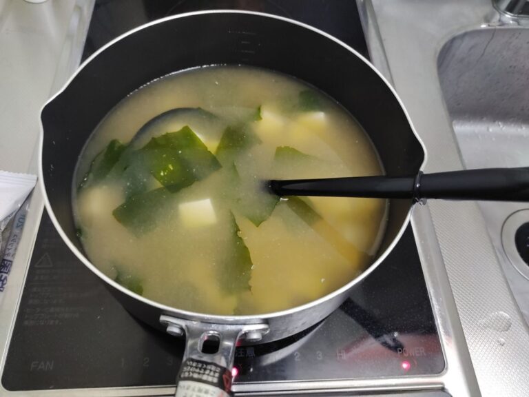 鍋に入った味噌汁
