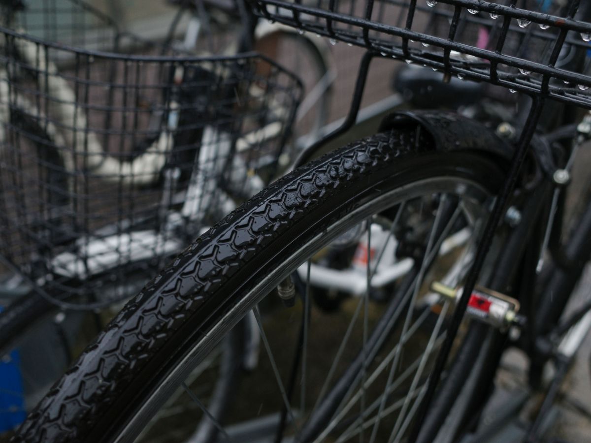 車輪が濡れた自転車