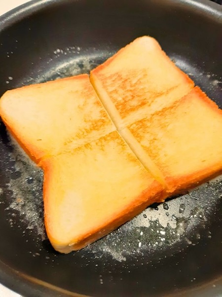 食パンのもう片面を焼く様子