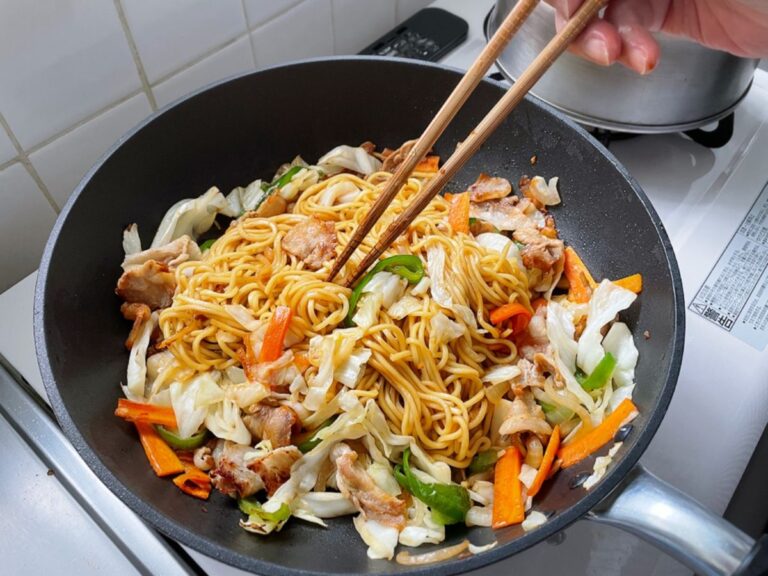 焼きそばを作っている様子