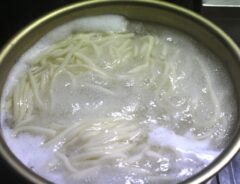 麺を茹でている様子