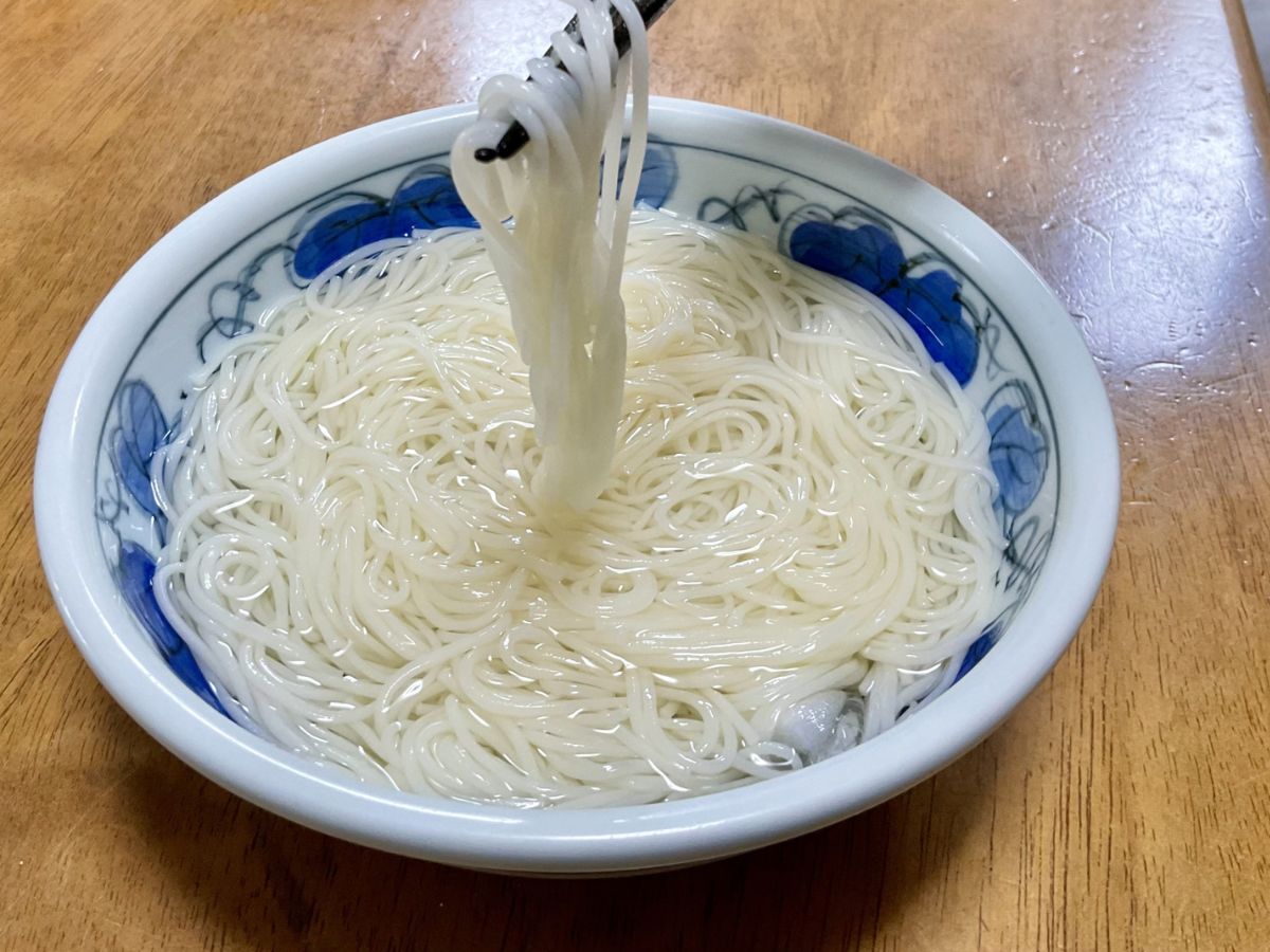 そうめんを箸上げしている様子